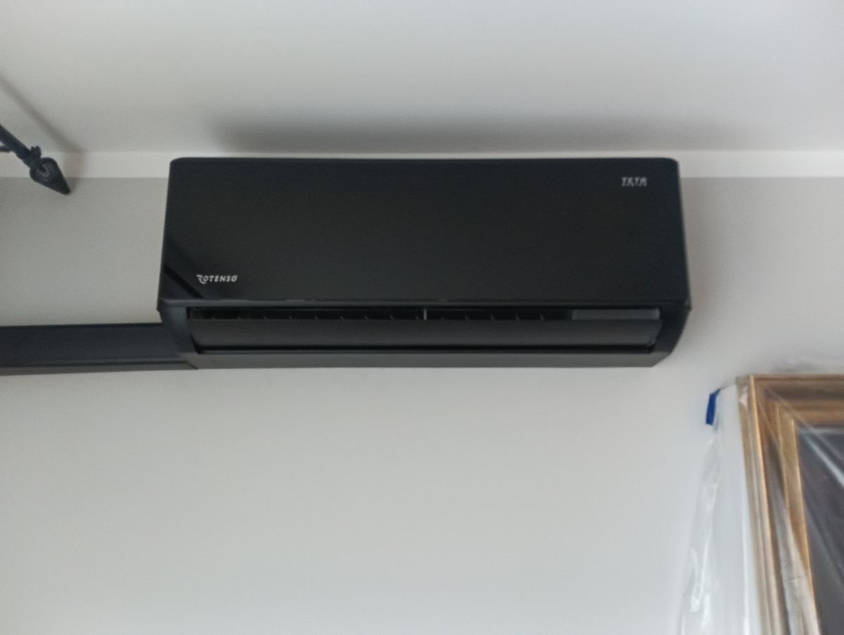 Klimatyzator Rotenso TATA Black w salonie
